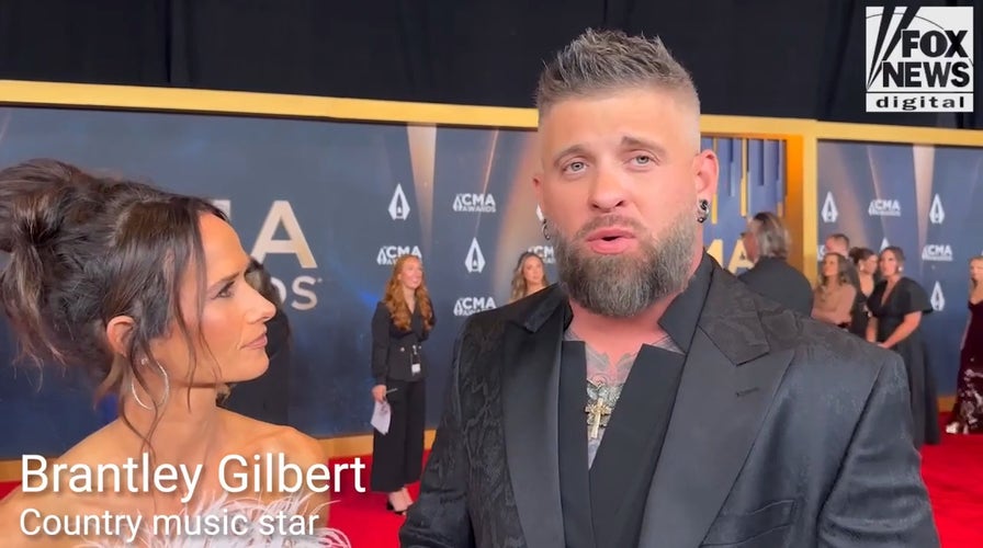 Brantley Gilbert gushes about CMAs host Lainey Wilson
