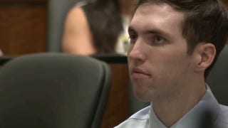Tyler Robinson comparece ante el juez en la primera audiencia presencial en la sala del tribunal.