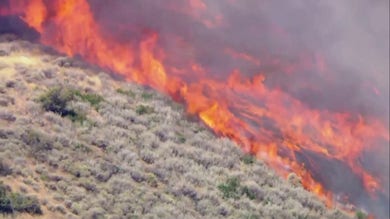 Sandy Fire burns in Southern California near homes