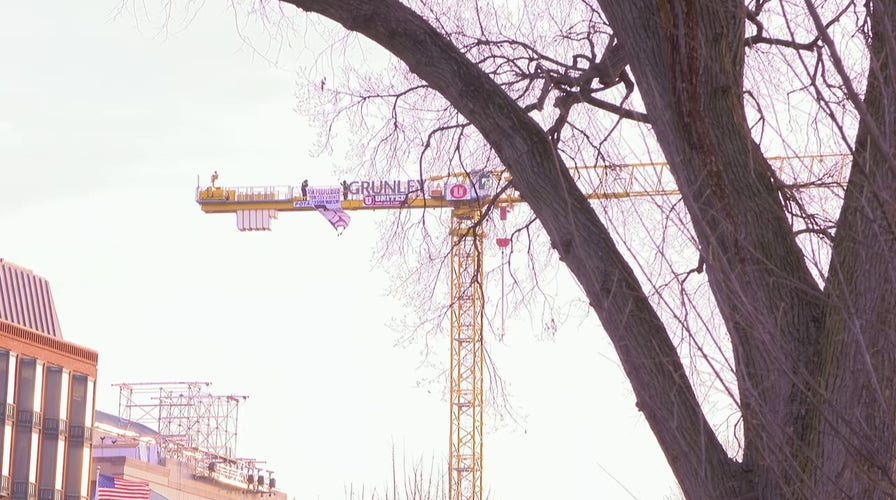 Activist dad unfurls massive banner outside White House demanding gun control