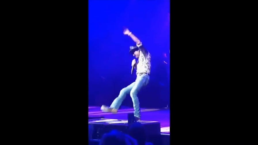 Tim McGraw falls onstage during concert