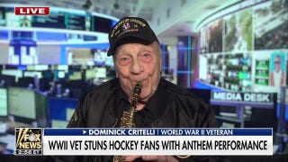 Un veterano de la Segunda Guerra Mundial sorprende a los aficionados al hockey con una actuación especial