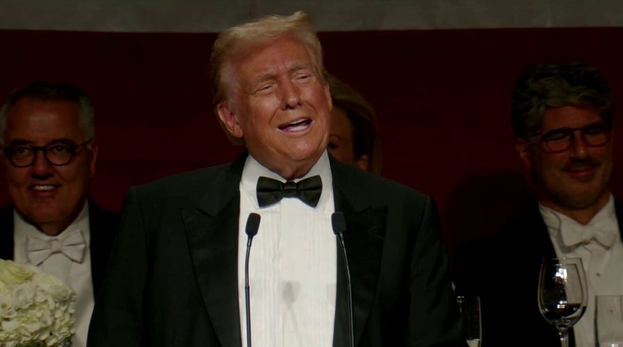 Trump pronuncia un discurso lleno de bromas en la cena anual de Al Smith