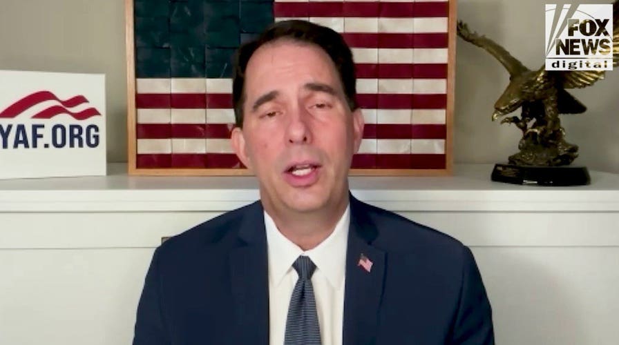 Scott Walker le advierte a Hong que está «socavando» la campaña al echarse atrás en lo que dijo sobre el Día de Acción de Gracias