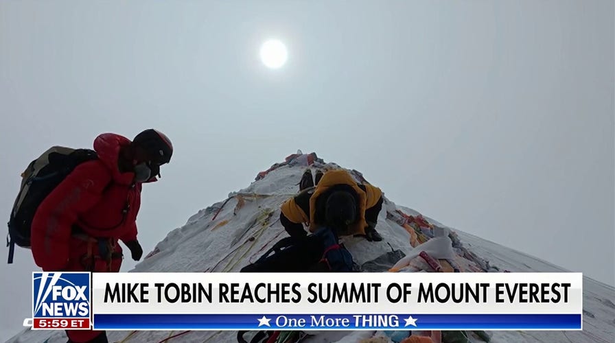 ӣƵ correspondent does push-ups atop Mount Everest