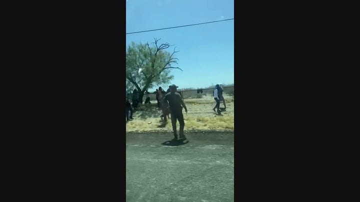 Hundreds of migrants were seen wandering along a Texas highway.