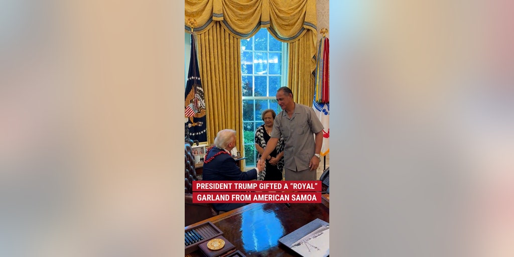 President Trump gifted a "royal" garland from American Samoa