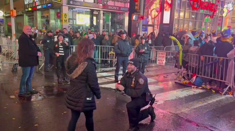 NYPD officer proposes to girlfriend on New Year's Eve