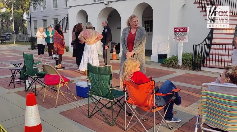 Spectators line up outside of South Caroline Courthouse ahead of Murdaugh trial