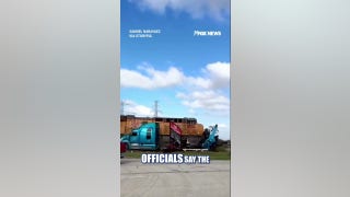 MIRA: Un camionero se salva por los pelos de un choque con un tren de mercancías