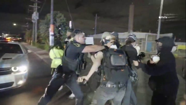 Los manifestantes se enfrentan violentamente con la policía de Nueva Jersey frente al Delaney Hall