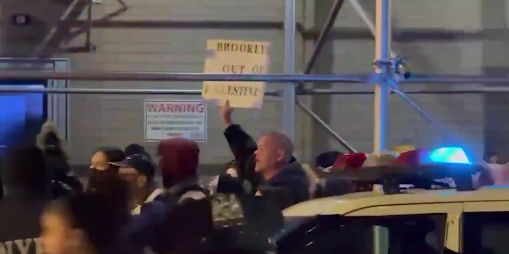 Protesters call for intifada, chant 'death to IDF' outside synagogue in New York City