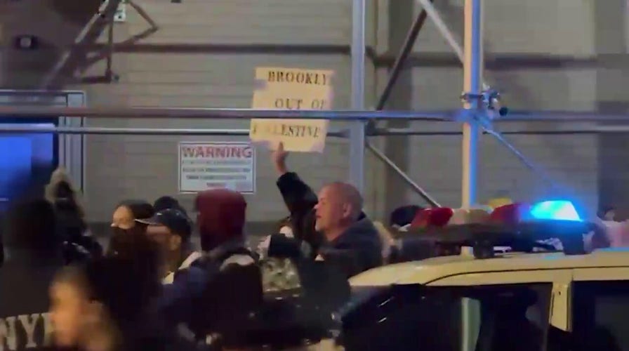 Protesters call for intifada, chant 'death to IDF' outside synagogue in New York City