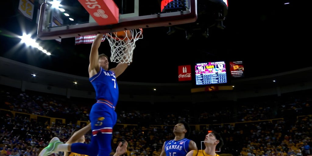 Kansas' Darryn Peterson throws lob to Kohl Rosario for alley-oop slam vs. Arizona State