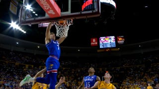 Kansas' Darryn Peterson throws lob to Kohl Rosario for alley-oop slam vs. Arizona State