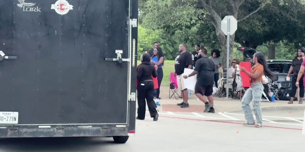 Tense confrontation breaks out between drivers and Karmelo Anthony supporters outside courthouse