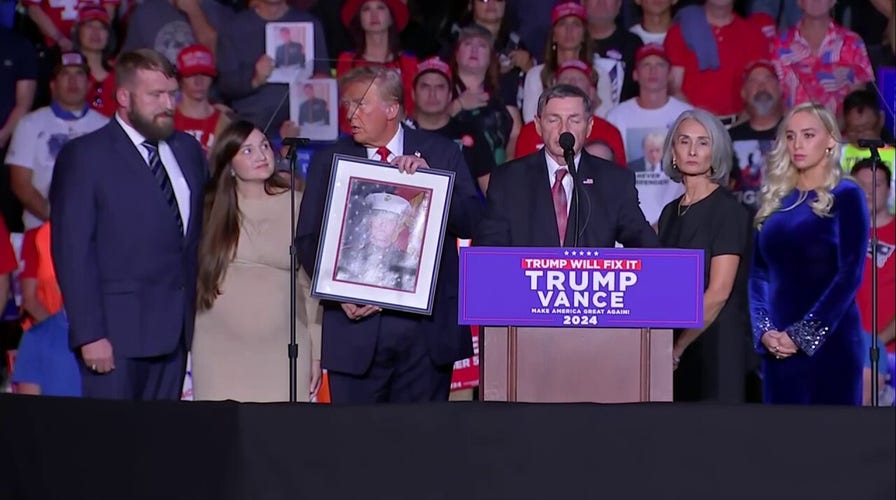 La familia del marine muerto en México se une a Trump en el escenario: 'No planeaba estar aquí'