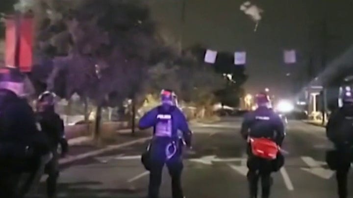 Tiroteo a Breonna Taylor : Un día de protestas pacíficas se convierte en una noche de violencia