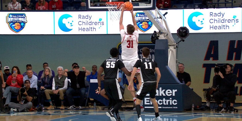 Wisconsin’s Nolan Winter throws down slam dunk, taking lead over Providence