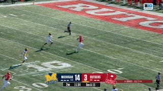 AJ Surace conecta con Jourdin Houston para un touchdown de 80 yardas, recortando la desventaja de Rutgers frente a Michigan
