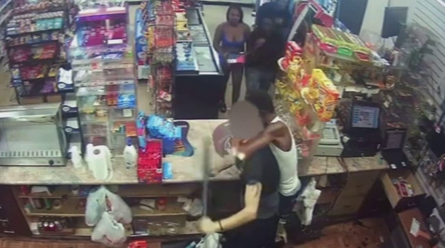 Florida man unhappy with change he got at convenience store returns with five pals, robs cashier of $8K