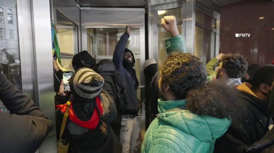 Anti-ICE protesters smash Minneapolis Courthouse window after ICE shooting