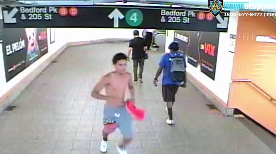 ヤンキースタジアムの地下鉄駅で刺した容疑者を捜索中のニューヨーク市警察