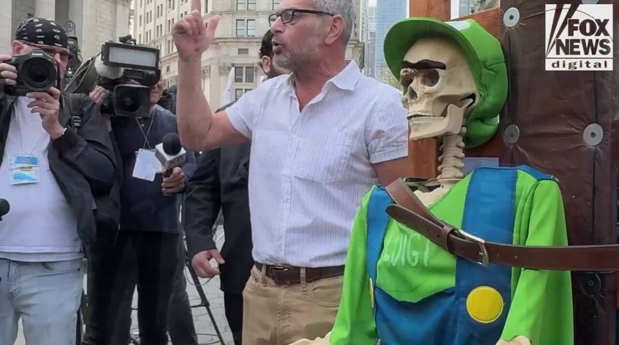 Artist unveils sculpture in front of Federal courthouse where Luigi Mangione is appearing