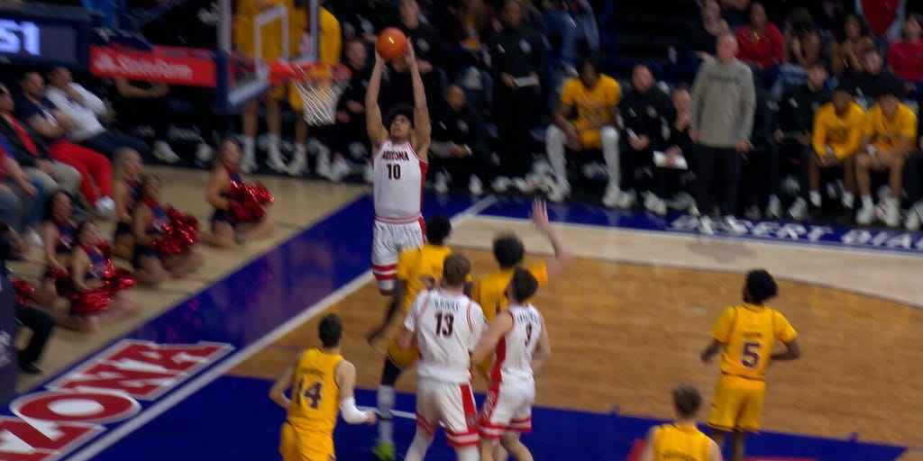 Arizona's Anthony Dell’Orso lobs to Koa Peat for alley-oop slam vs. Arizona State