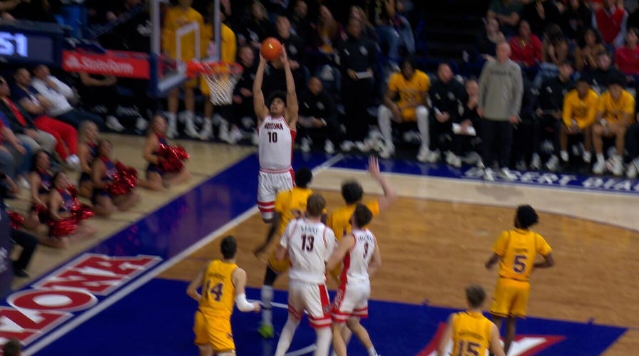 Arizona's Anthony Dell’Orso lobs to Koa Peat for alley-oop slam vs. Arizona State