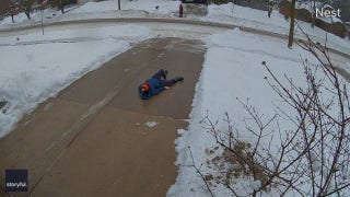 Dad slips on icy driveway as toddler tells him to take ‘little steps’ - Fox News