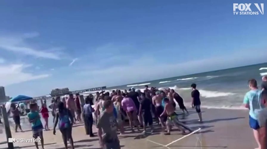 Asistentes a la playa de Daytona, incluyendo niño, lesionado después de que el automóvil conduce sobre la arena, se estrella en el océano