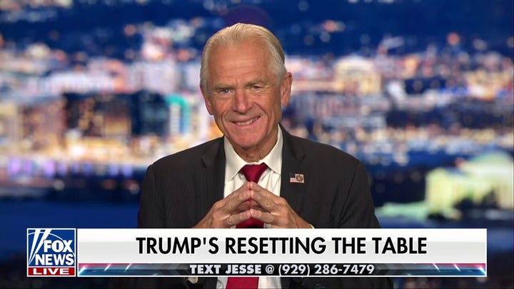 Peter Navarro saluda al presidente Johnson por aprobar el presupuesto en medio de los esfuerzos comerciales de Trump