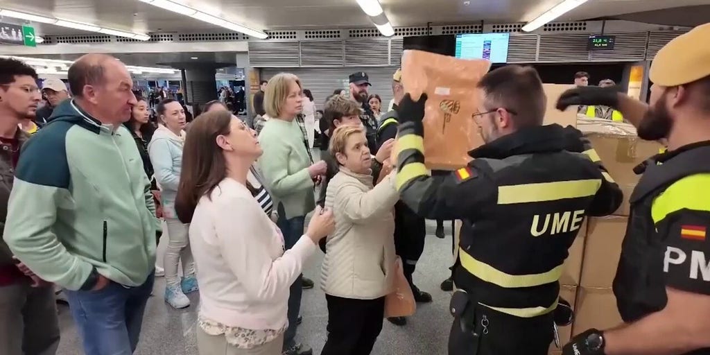 Supplies given to people stuck in Madrid train station during power outage