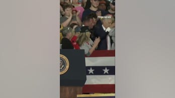 Dr. Oz helps woman who had medical episode during Trump speech