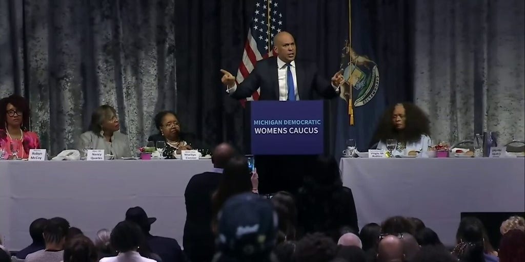 Fired up Cory Booker rallies 'foot soldiers' at Michigan Democratic convention