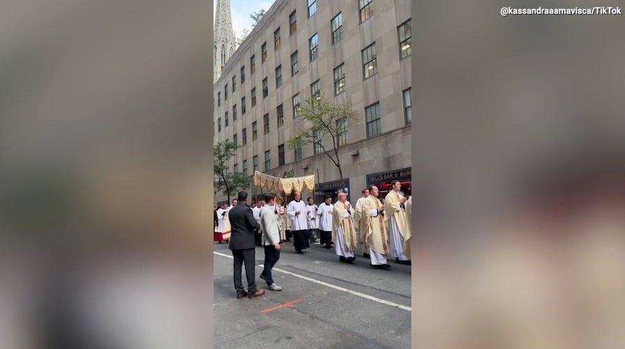 Hundreds participate in Eucharistic procession through New York City 