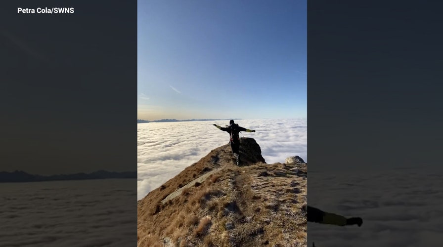 Watch: Runner jogs above the clouds
