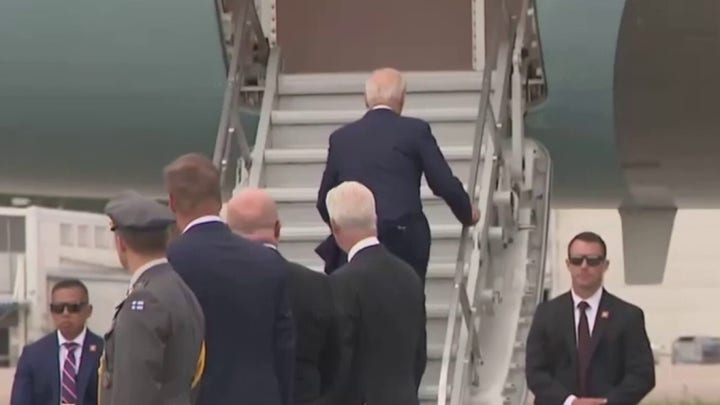 Biden stumbles on Air Force One stairs
