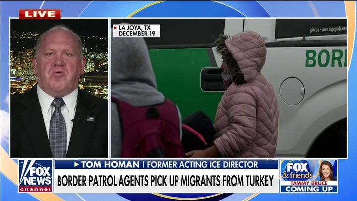 Border agents pick up migrants from Turkey