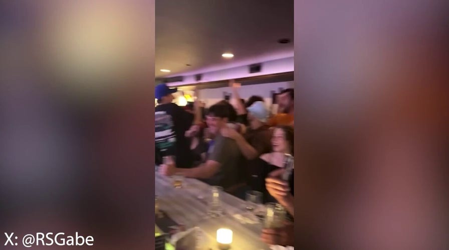 Los aficionados de los Knicks celebran la emocionante victoria de su equipo en el segundo partido de NBA