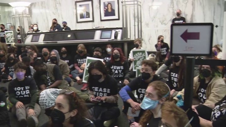 Protesters call for cease-fire at Oakland Federal Building