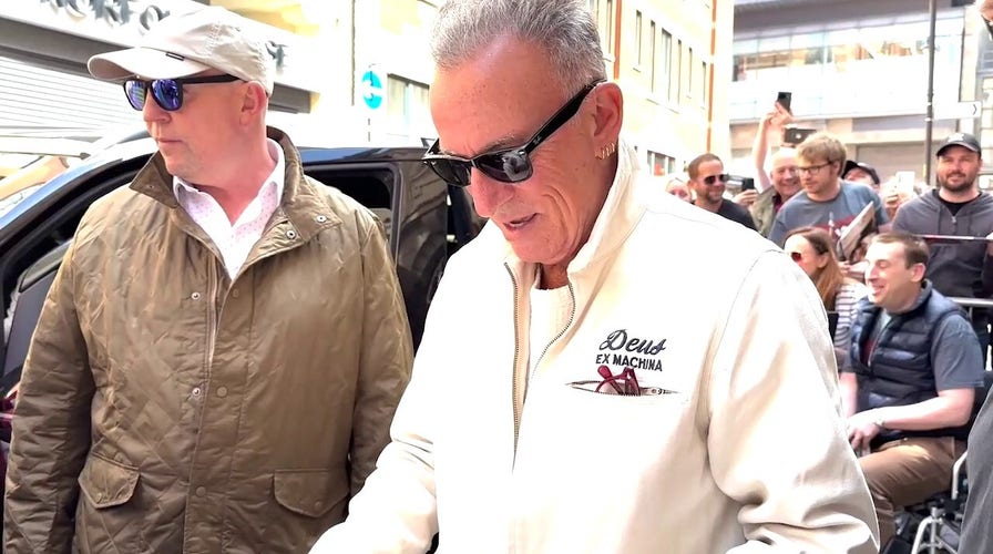 Bruce Springsteen ignores question about Trump feud while signing autographs
