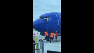 Southwest Airlines pilot hangs from window to retrieve passenger’s cell phone - Fox News