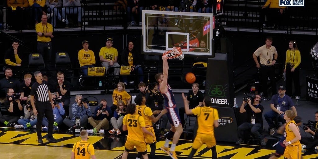 Kylan Boswell Sets Up Tomislav Ivišić for Alley-Oop Slam, extending Illinois’ lead Over Iowa