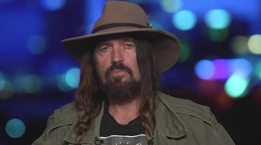 Billy Ray Cyrus: Trump cantando "lucha" era el "verdadero espíritu" del corazón y el alma sobre los que se construyó Estados Unidos