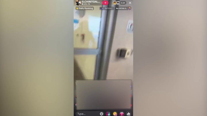 Los manifestantes patean las puertas del hospital y gritan al personal mientras un US Marshal y un inmigrante ilegal son atendidos por heridas de bala