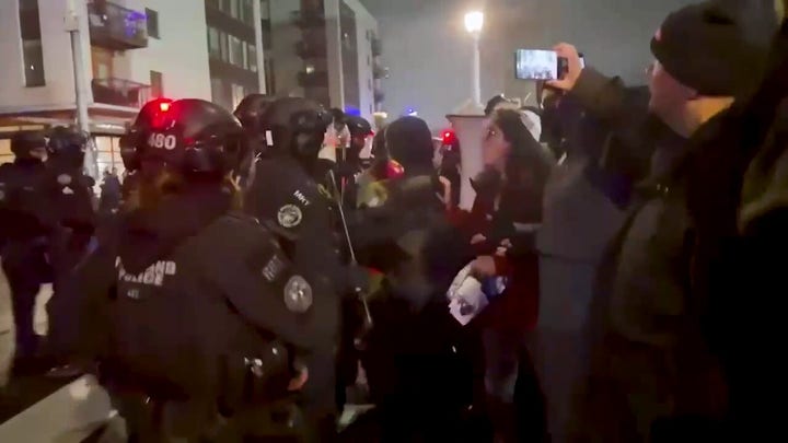 Manifestantes en Portland se enfrentan a la policía después de que un agente federal de inmigración disparara a dos personas.