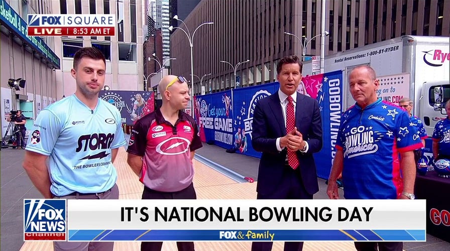 Will Cain hits �Ӱ���Ƶ Square to sharpen his skills with pro bowlers Kyle Sherman and Brad Miller