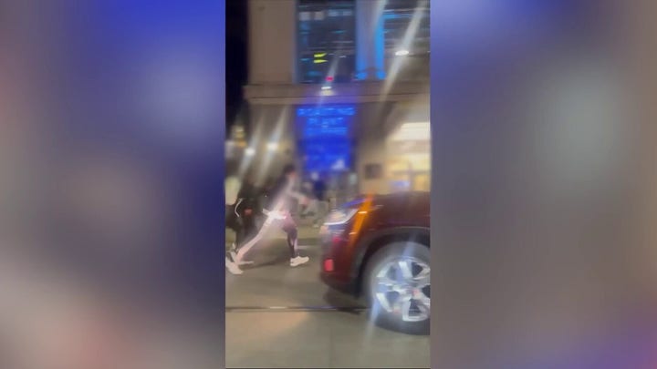 Multitudes de adolescentes alborotadores inundan el centro de Detroit durante una caótica «toma de control»